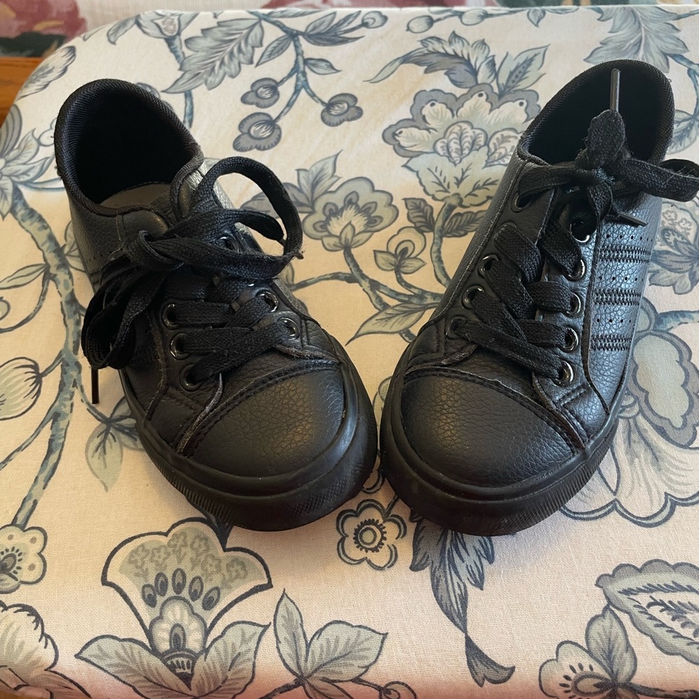 Classic Black Kids Sneakers. Size 11